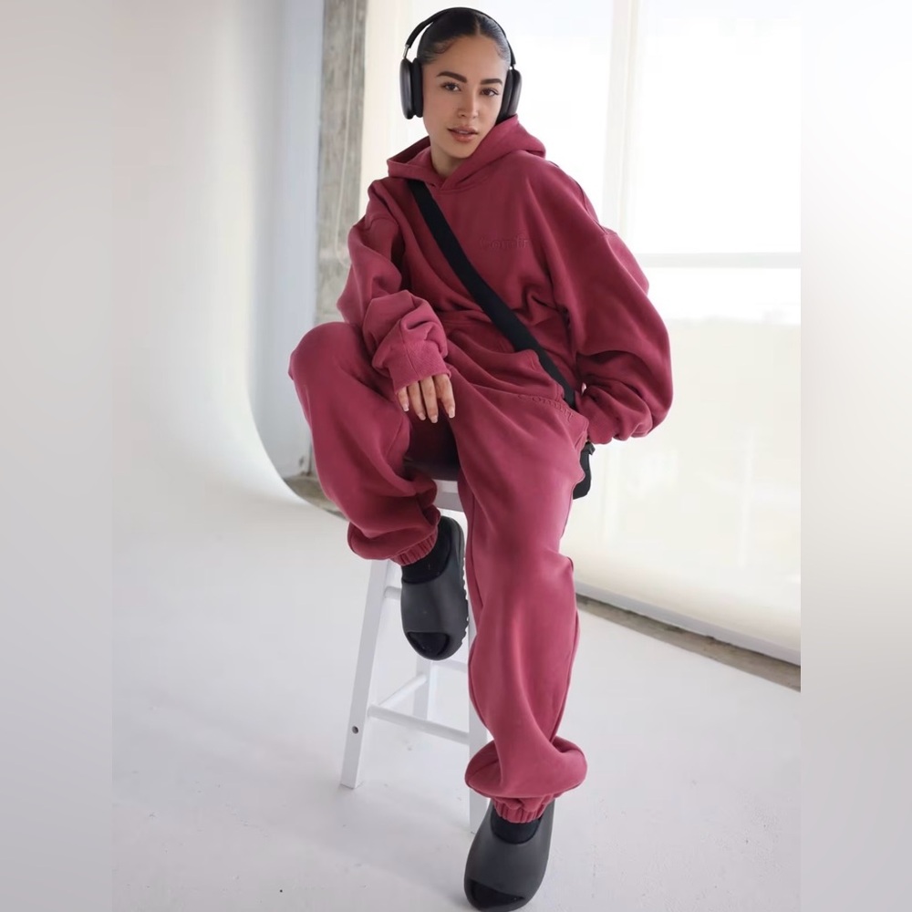 Comfrt Minimalist Hoodie & Sweats